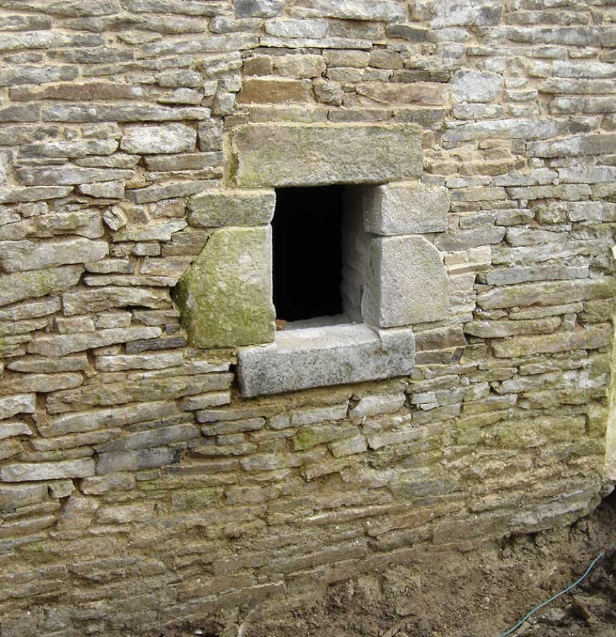 Petite fenêtre en pierres de taille