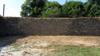 Recontruction d'un mur d'enceinte en pierres